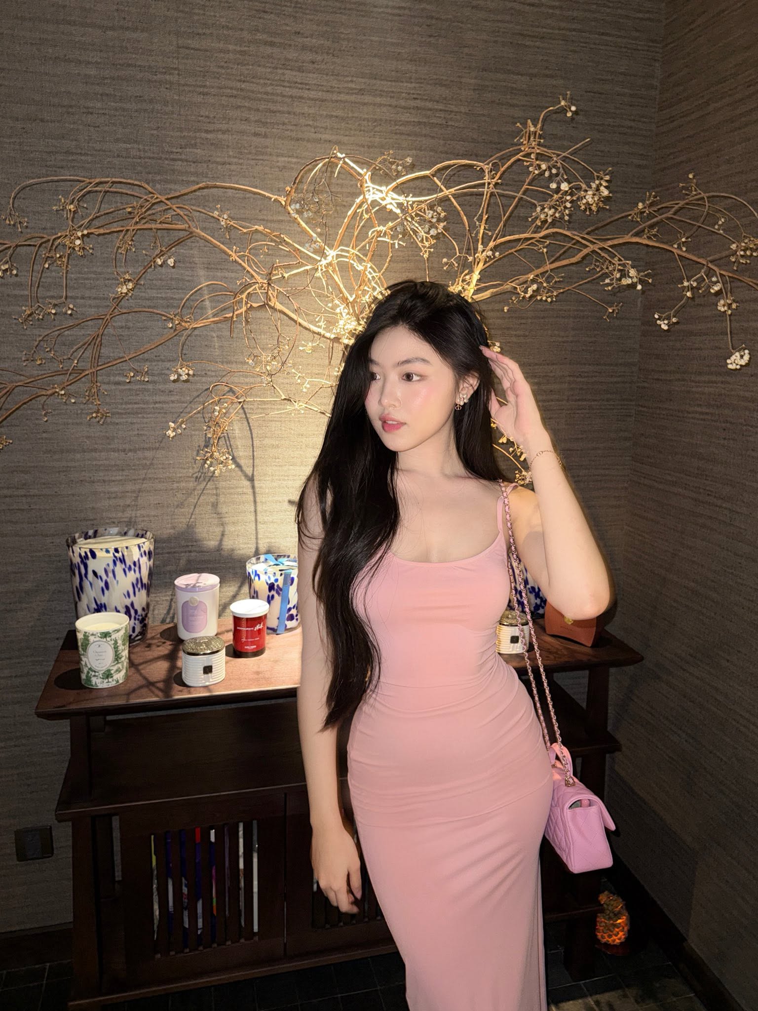 Lọ Lem giờ “chơi” hàng hiệu cũng khét, đeo vòng Van Cleef xách túi Dior hơn 100 triệu