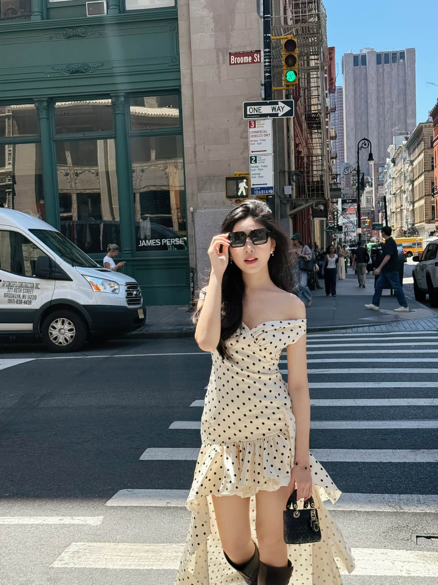 Lọ Lem tay đeo vòng Van Cleef xách túi Dior, Chanel có giá lê đến hàng trăm triệu đồng.