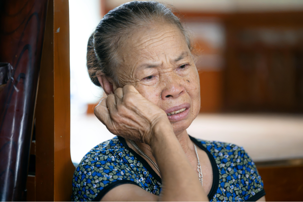 Bà ngoại của anh Sơn nức nở khi nhắc đến đứa cháu hiền lành, tình cảm (Ảnh: Như Hoàn)