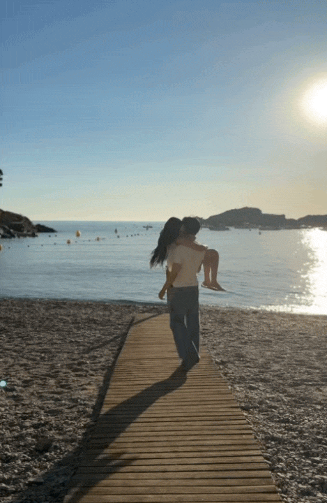 Jennie cùng bạn diễn tình tứ trên bãi biển