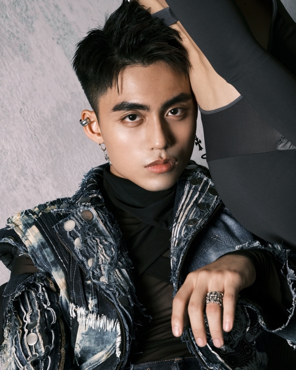 Chỉ ít ngày sau khi album 22 phát hành, Waiting For You lại bất ngờ vượt lên nhờ hiệu ứng trên mạng xã hội