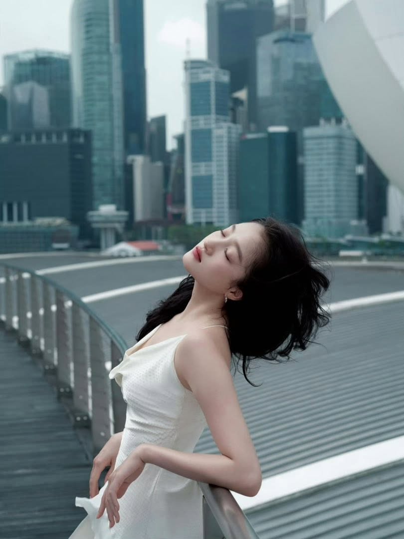 Mỹ nhân showbiz có bóng lưng đẹp như tranh vẽ: Sở hữu chân dài 1m1, mặt xinh như hoa, mặc gì cũng thấy cuốn