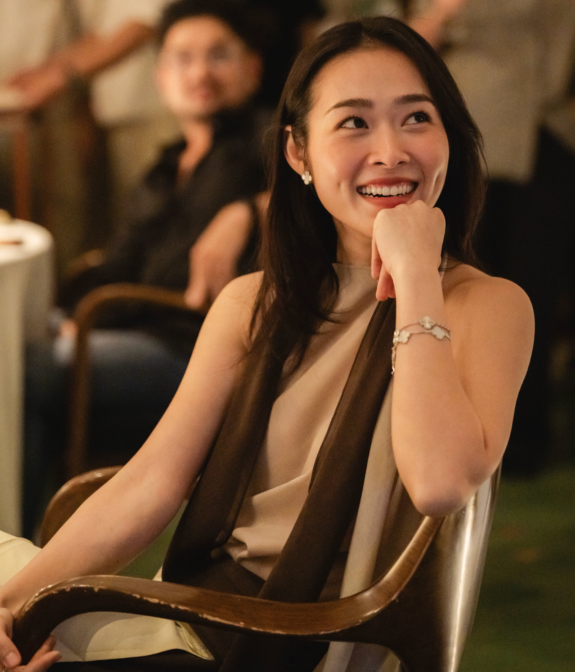 Vbiz có mẹ 1 con đẹp đến mức không ai dám đứng cạnh, chỉ Kim Tuyến mới khắc chế được nhan sắc này
