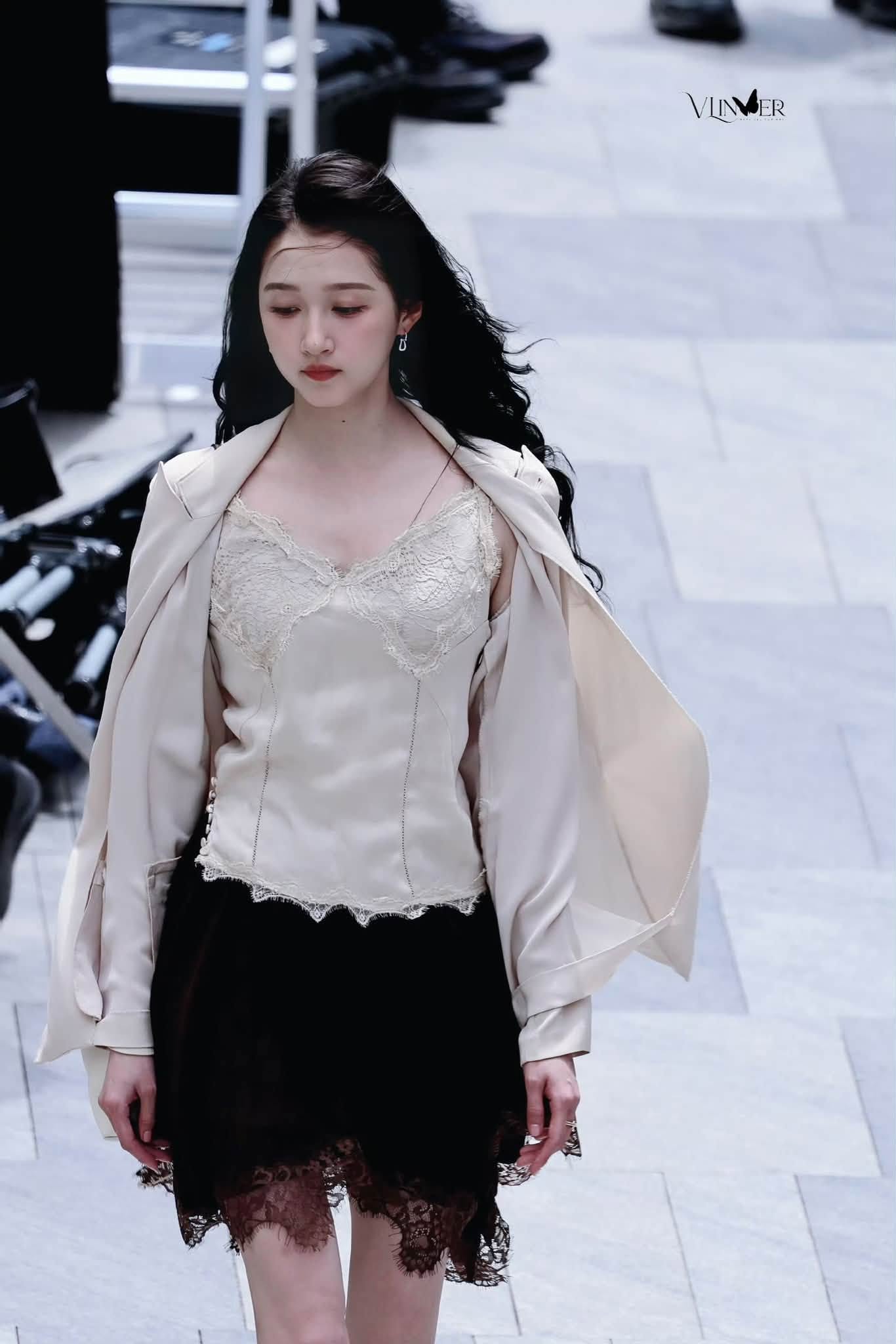 Mỹ nhân showbiz có bóng lưng đẹp như tranh vẽ: Sở hữu chân dài 1m1, mặt xinh như hoa, mặc gì cũng thấy cuốn