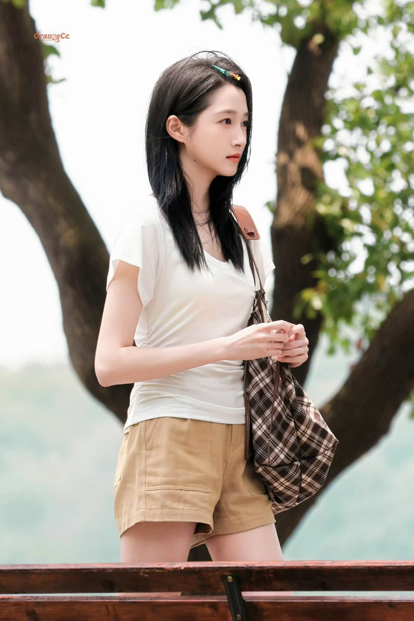 Mỹ nhân showbiz có bóng lưng đẹp như tranh vẽ: Sở hữu chân dài 1m1, mặt xinh như hoa, mặc gì cũng thấy cuốn