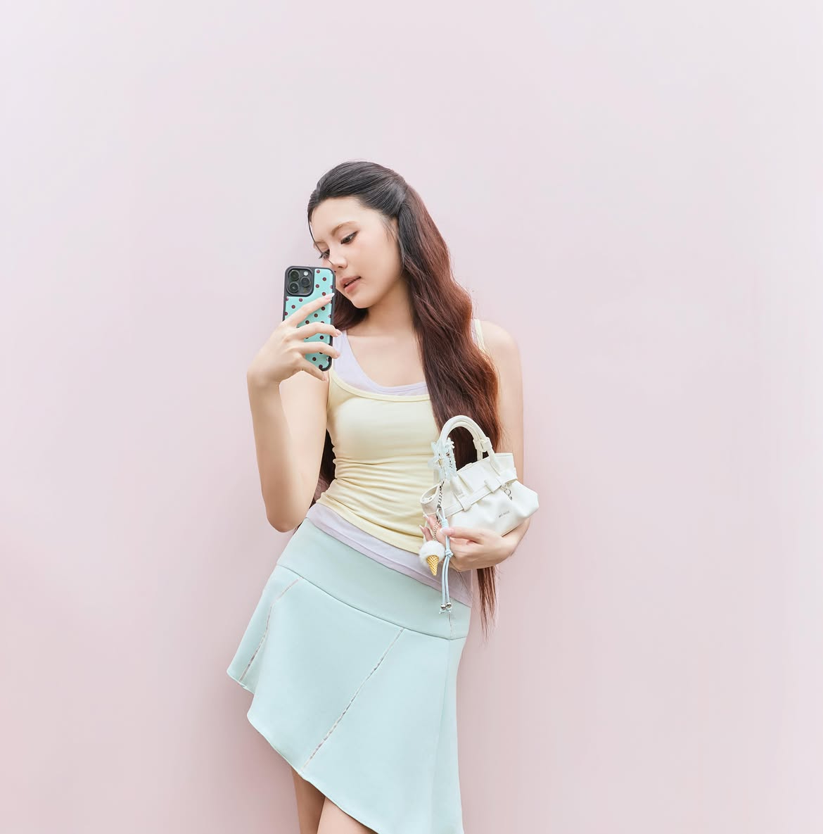 Tiểu công chúa showbiz vừa tròn 18 tuổi: Visual nở rộ như hoa, gu mặc cũng