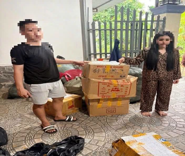 Nữ chủ shop cùng số tang vật đã được cơ quan chức năng niêm phong. Ảnh: Phòng An ninh mạng và phòng, chống tội phạm sử dụng công nghệ cao (PA05) Công an tỉnh Đồng Tháp