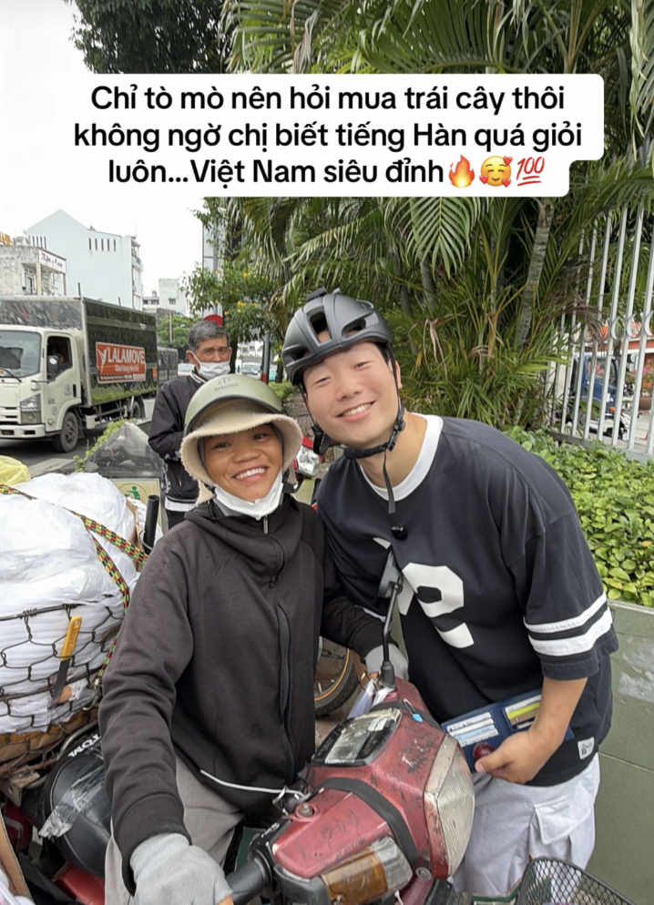 Cả hai chụp ảnh kỷ niệm sau cuộc gặp gỡ đặc biệt (Ảnh cắt từ clip)