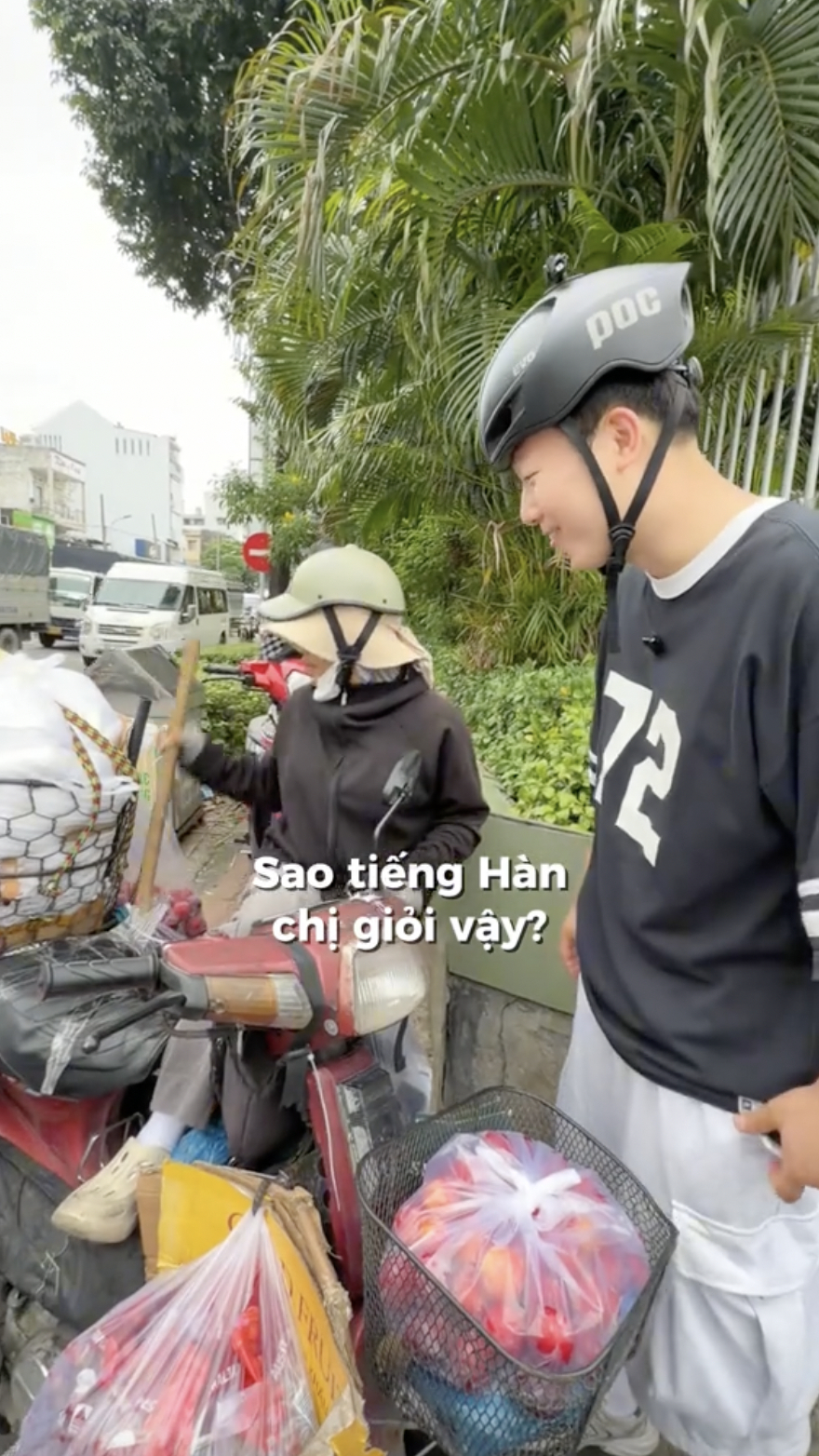 Khách Hàn tung clip chị bán trái cây trên xe máy ở TP.HCM: Gần 6 triệu người xem vào