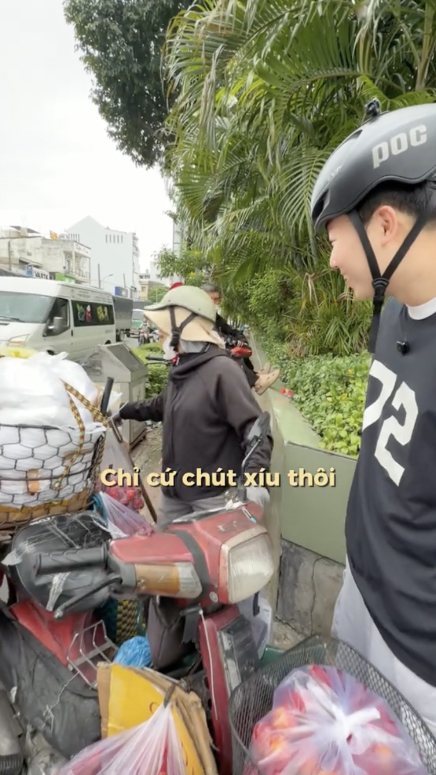 Chàng trai cũng thắc mắc về khả năng nói tiếng Hàn Quốc của người phụ nữ (Ảnh cắt từ clip)