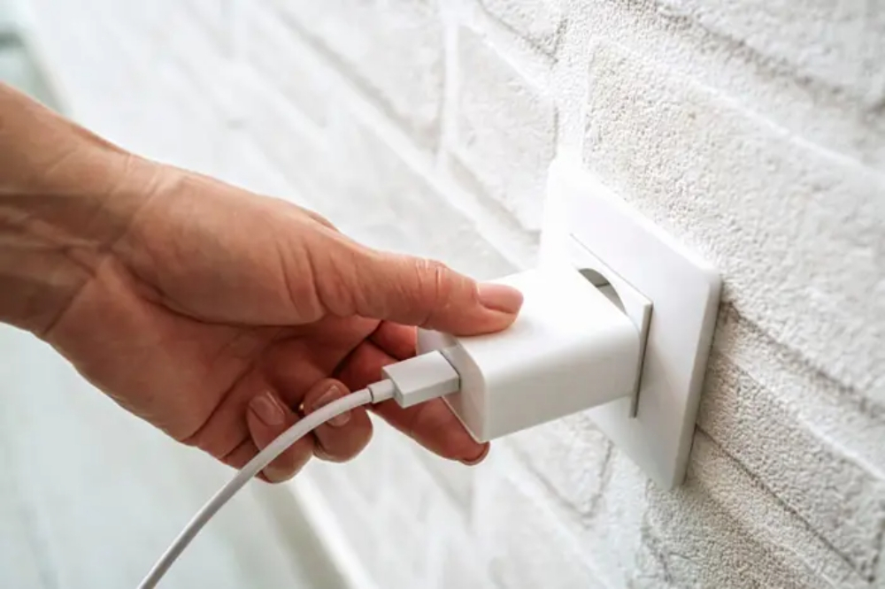 Lời khuyên cho tất cả những ai không rút sạc điện thoại khi đi ngủ