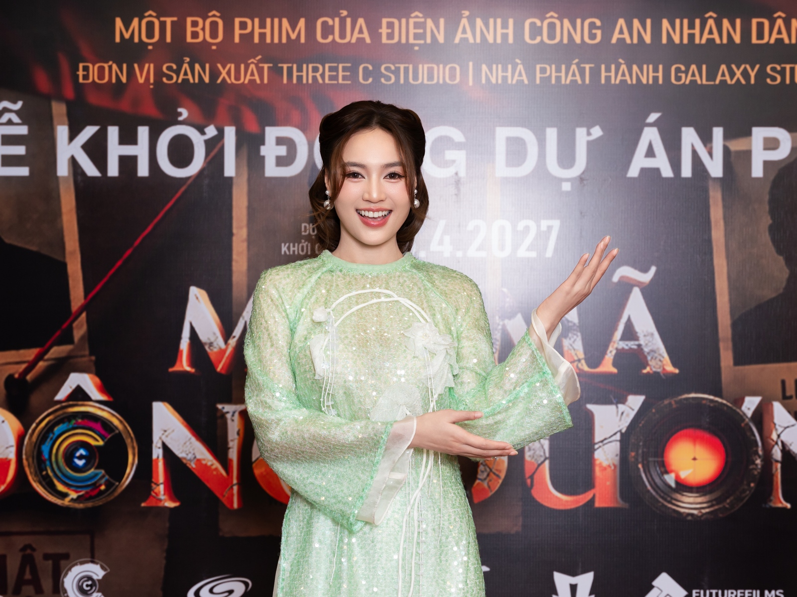 Những hình ảnh không bao giờ được lên sóng của Ninh Dương Lan Ngọc và Diễm My 9x
