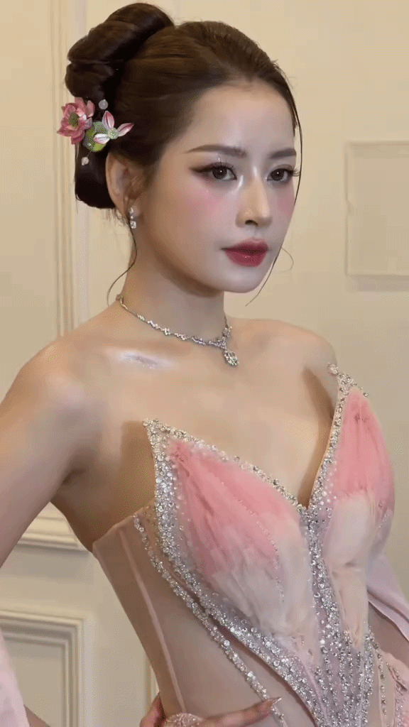 Lớp nền hoàn hảo trong tạo hình đang viral của Chi Pu tại WEIBO GALA 2026.