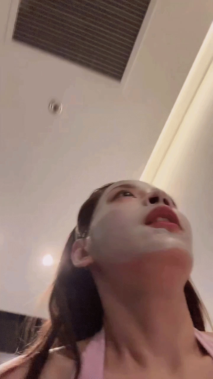 Chi Pu thường xuyên chia sẻ hình ảnh đắp các loại mặt nạ trên trang cá nhân.
