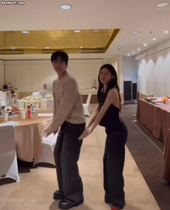 Cặp đôi ngôn tình công khai tình tứ giữa lễ trao giải: Nhà trai đẹp top đầu cả nước, nhà gái đang nổi như cồn
