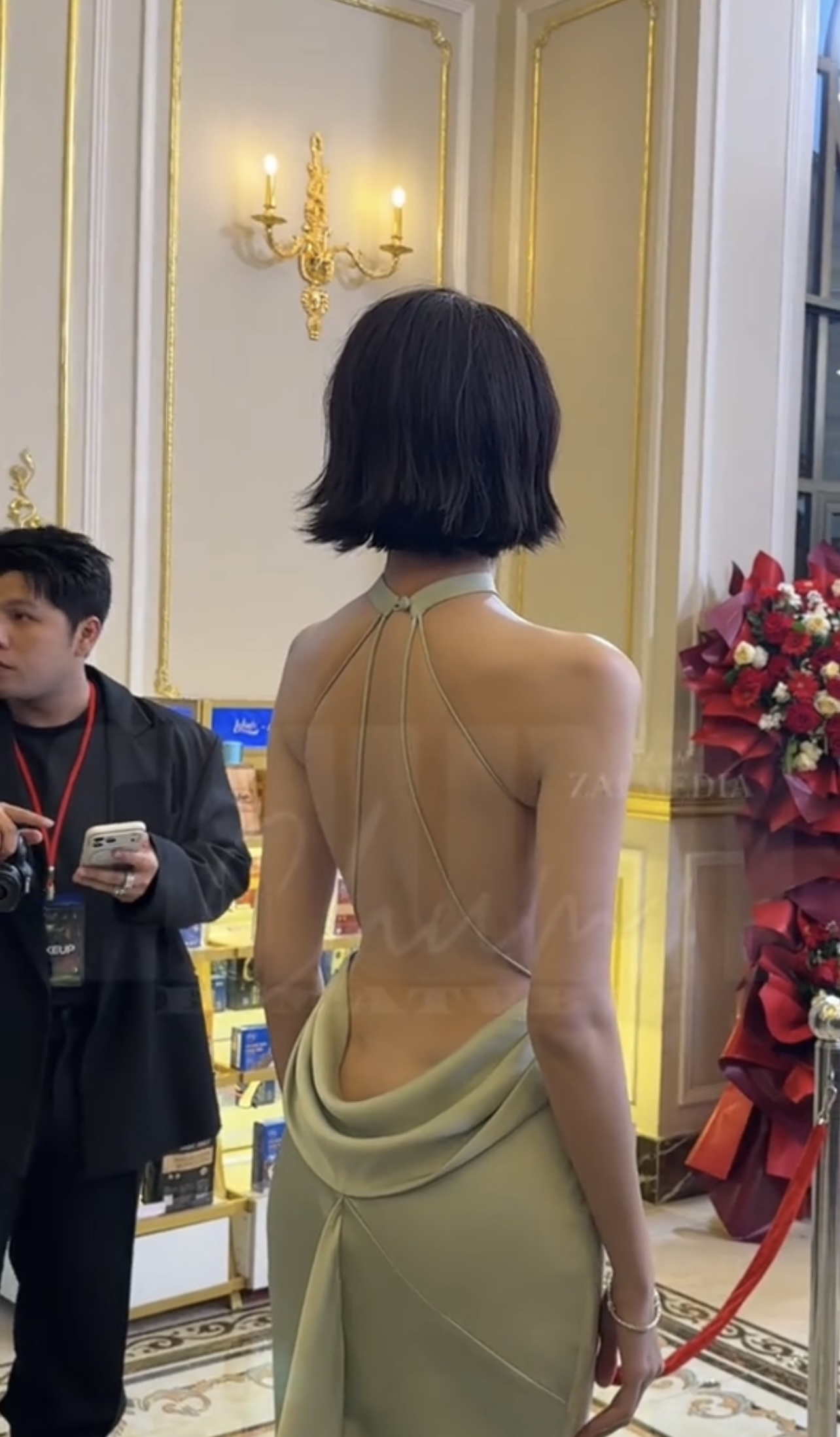 Tỷ lệ vai mảnh, ngang nhưng vẫn có độ mềm mại của hõm lưng Venus độc đáo của nàng hậu.