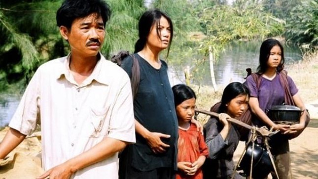 Tạo hình của Thiên Tú (ngoài cùng bên phải) trong bộ phim Áo Lụa Hà Đông (2006). Trong phim, cô là con gái của Trương Ngọc Ánh