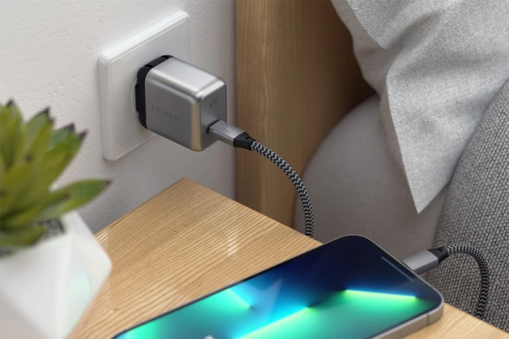 Lời khuyên cho tất cả những ai không rút sạc điện thoại khi đi ngủ
