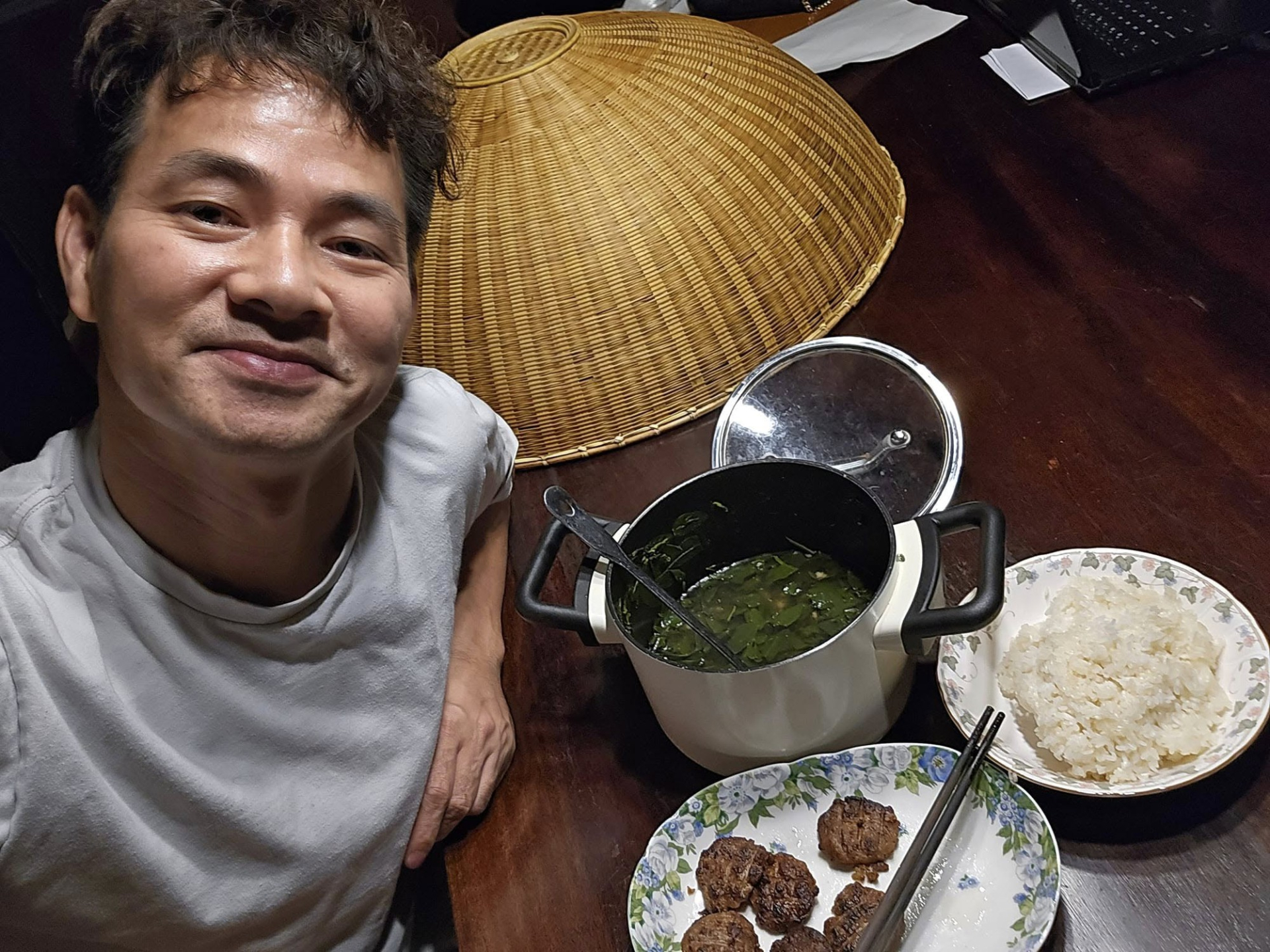 Xuân Bắc luôn thể hiện sự hạnh phúc vì về muộn nhưng vẫn được vợ chuẩn bị đồ ăn đầy đủ