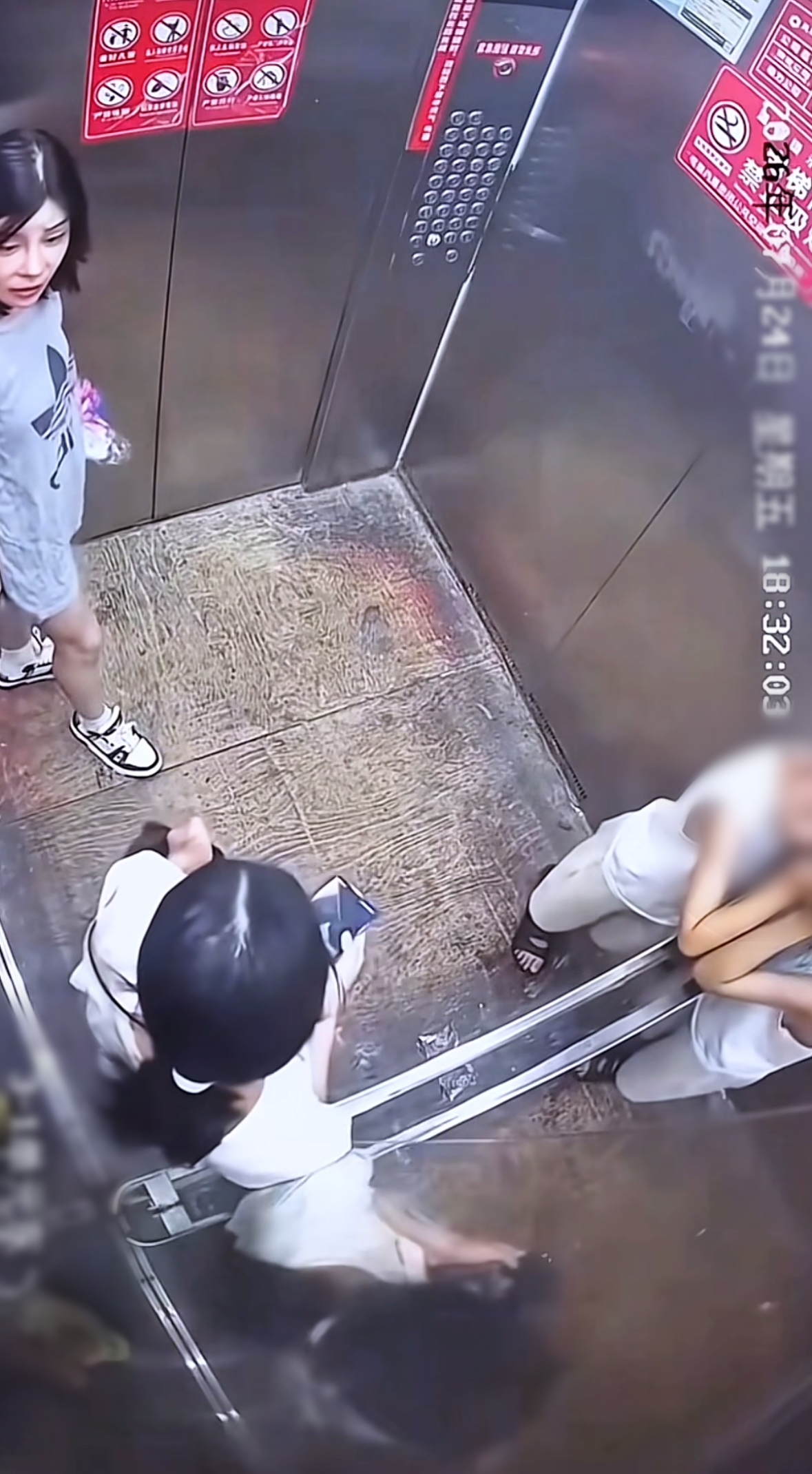 Ngay khi vừa vào thang máy, người mẹ đã vô cùng bức xúc, hết dạy con đáp trả người khác, rồi quay qua mắng luôn cô gái áo trắng.