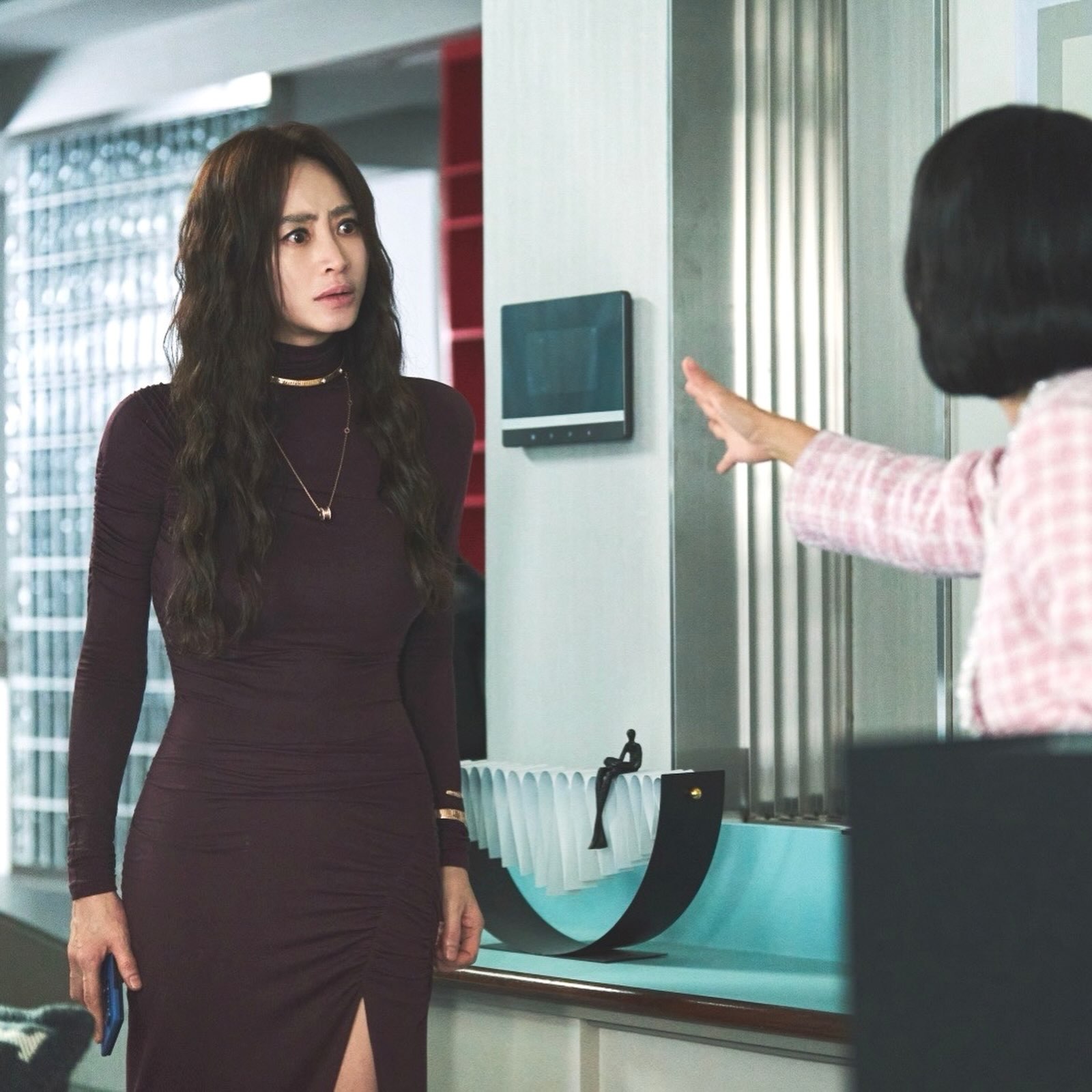 Chị đại showbiz U60 đẹp kinh thiên động địa, body và style áp đảo cả dàn đàn em đôi mươi