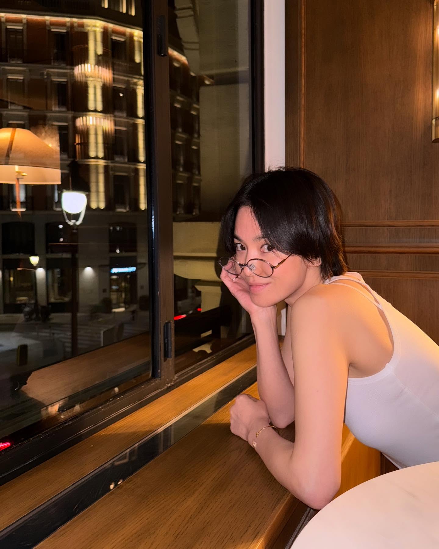 Song Hye Kyo chỉ cần 1 kiểu áo cũng đủ mặc đẹp cả hè: Style U50 đến gái trẻ cũng phải mê