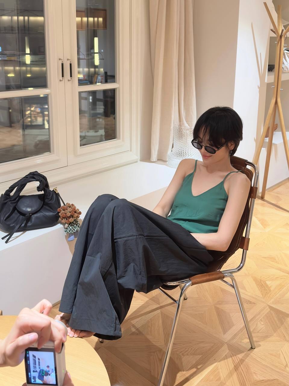Song Hye Kyo chỉ cần 1 kiểu áo cũng đủ mặc đẹp cả hè: Style U50 đến gái trẻ cũng phải mê