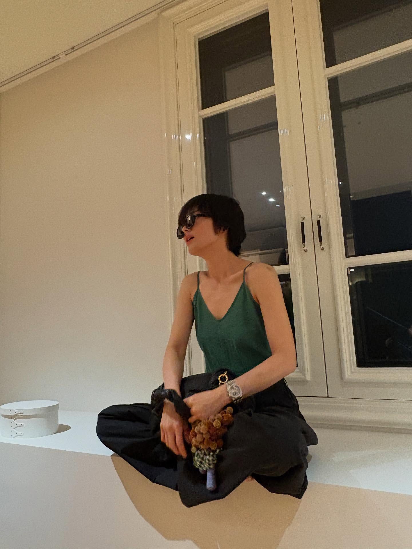 Song Hye Kyo chỉ cần 1 kiểu áo cũng đủ mặc đẹp cả hè: Style U50 đến gái trẻ cũng phải mê
