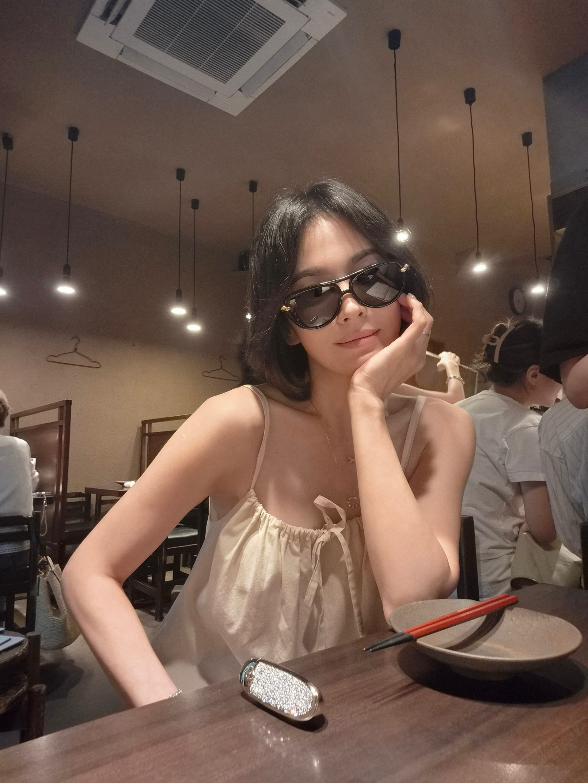 Song Hye Kyo chỉ cần 1 kiểu áo cũng đủ mặc đẹp cả hè: Style U50 đến gái trẻ cũng phải mê