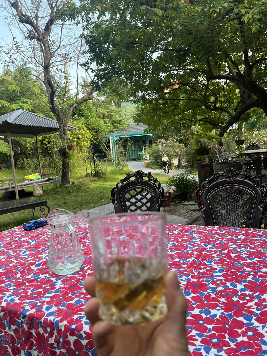 Từ nhà chính hướng tầm mắt ra có thể dễ dàng chiêm ngưỡng khu vườn rộng thoáng với thảm cỏ xanh mướt trải dài