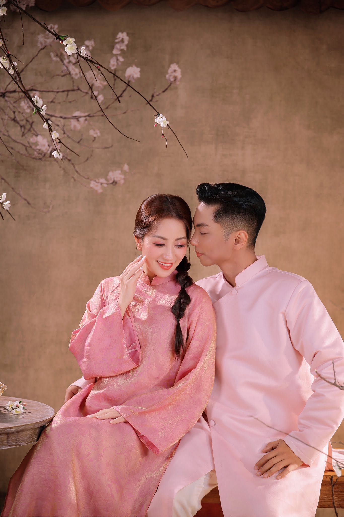 Khoảng cách 11 tuổi cùng mối quan hệ cô - trò khiến cả hai chịu không ít áp lực từ dư luận. Ảnh: FBNV