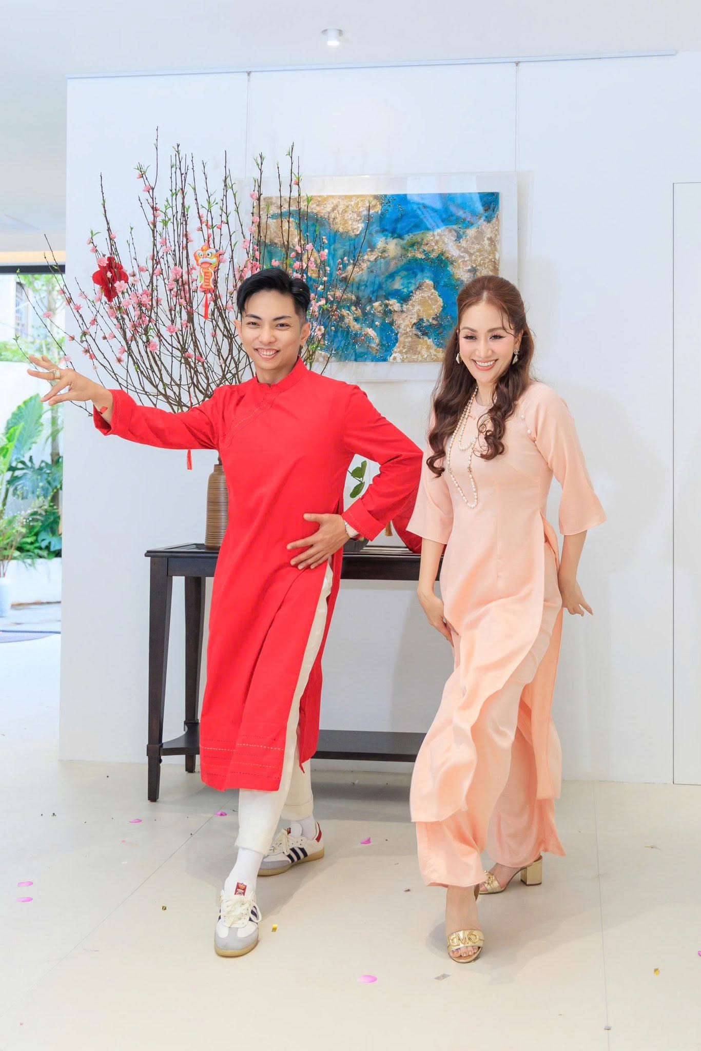 Khánh Thi là người dạy Phan Hiển những bước nhảy đầu tiên và từng nhận xét anh là học trò xuất sắc của cô. Ảnh: FBNV
