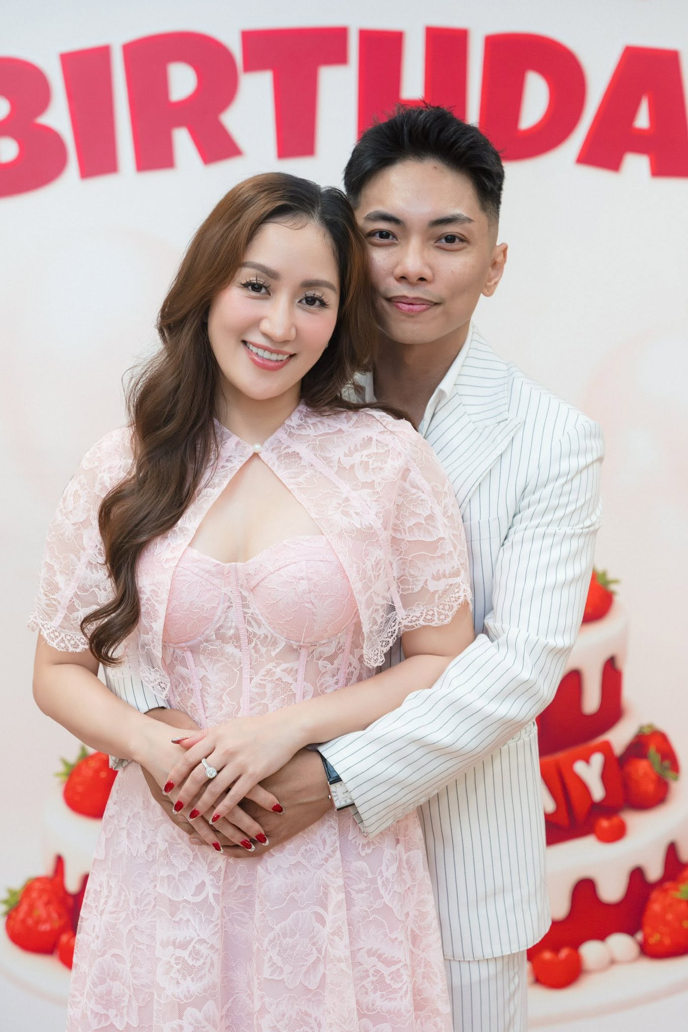 Sao nữ gốc Hà Nội lấy học trò kém 11 tuổi: Từng bị gia đình ngăn cản, thân thiết với tình cũ như người nhà
