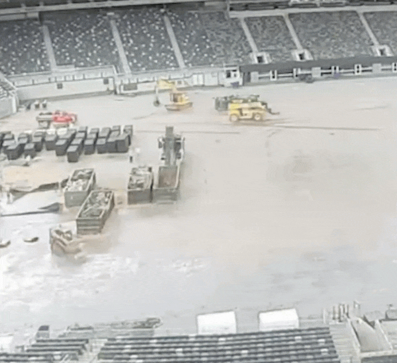Sân vận động được biến đổi nhanh chóng sau trận chung kết World Cup