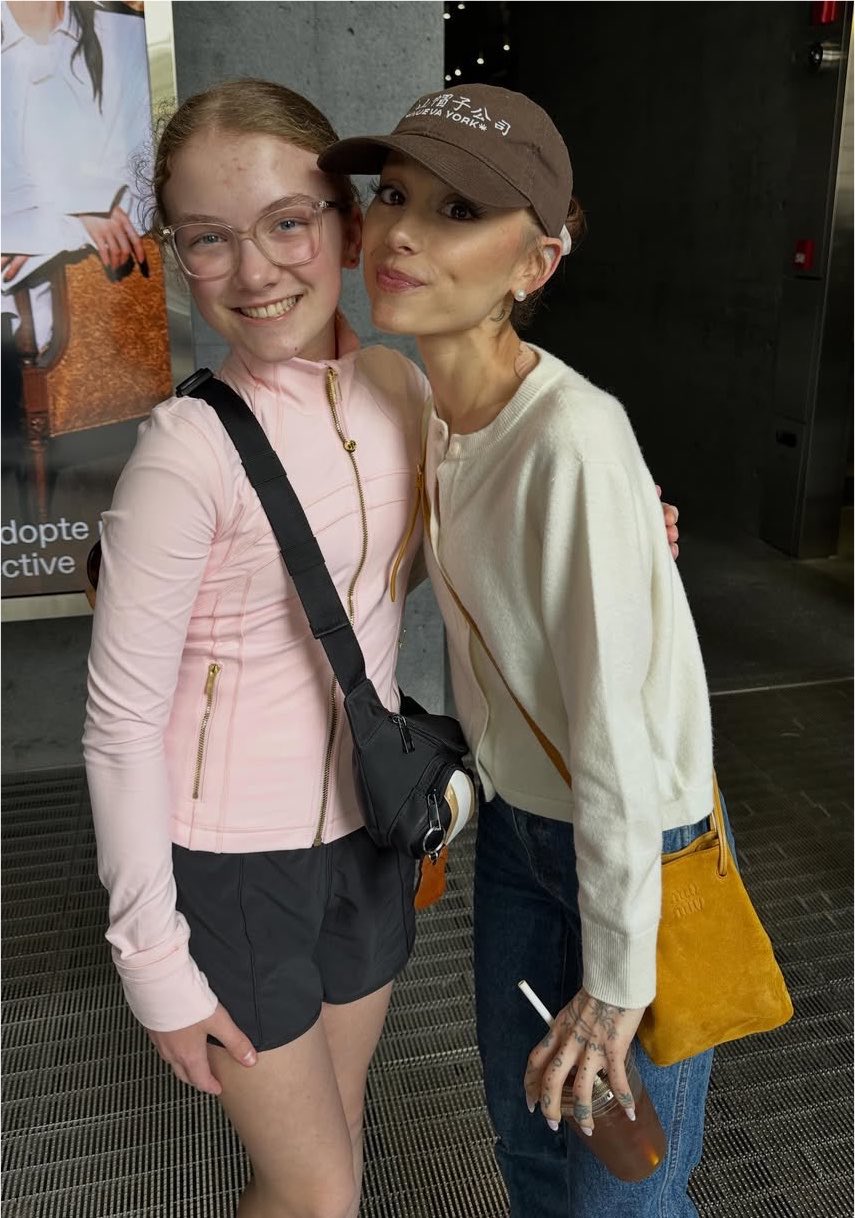 Bức ảnh chụp cùng người hâm mộ của Ariana viral với hàng chục triệu lượt xem làm những vẫn đề về ngoại hình của cô tiếp tục được bàn tán