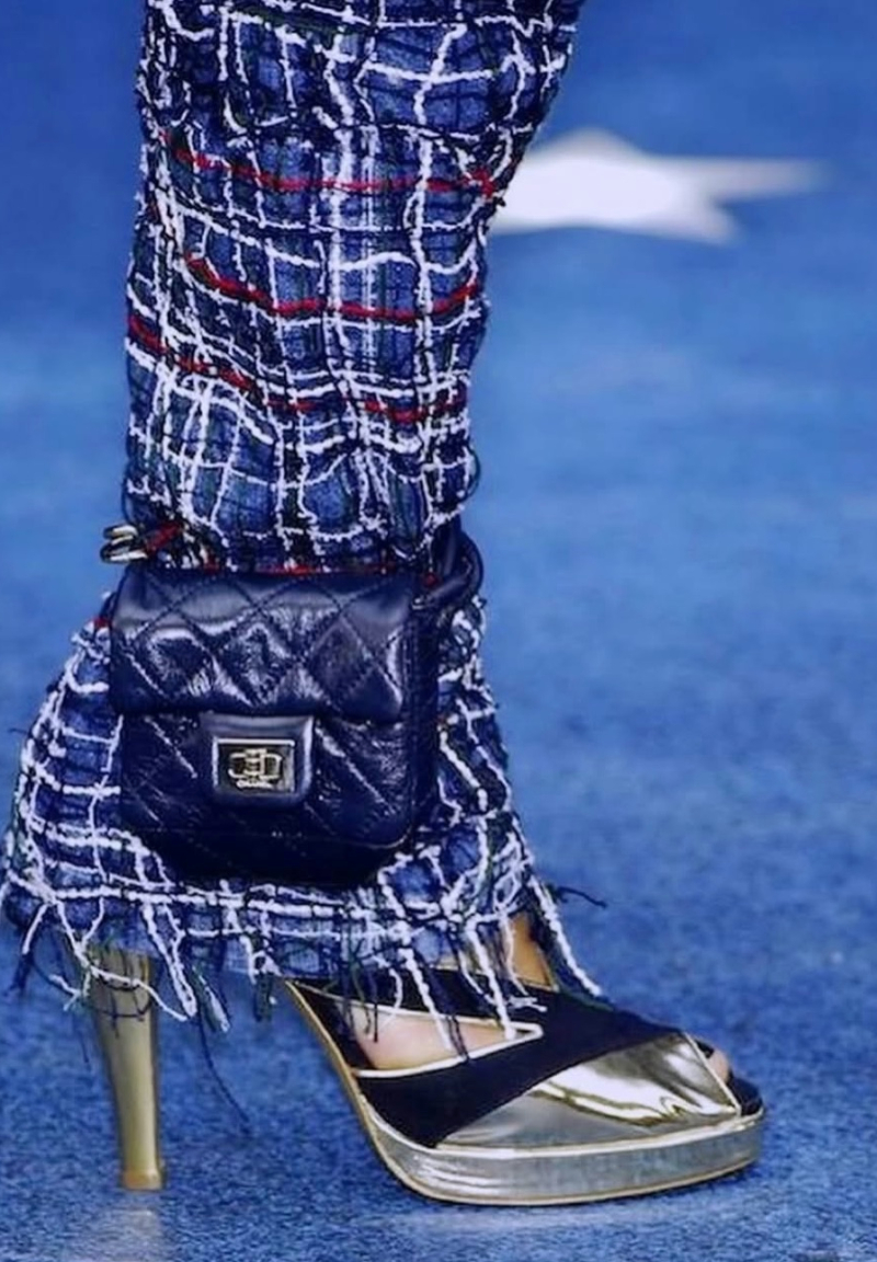 Mẫu Chanel 2.55 Micro Bag khi ra mắt có giá bán khoảng 1,3 nghìn USD (36 triệu đồng), chỉ đủ chỗ cho một thỏi son và vài chiếc thẻ. Dù từng bị xem là một thiết kế