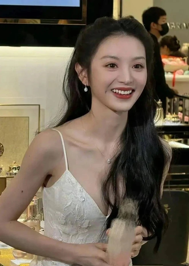 Mỹ nhân có nụ cười quái dị nhất giới giải trí
