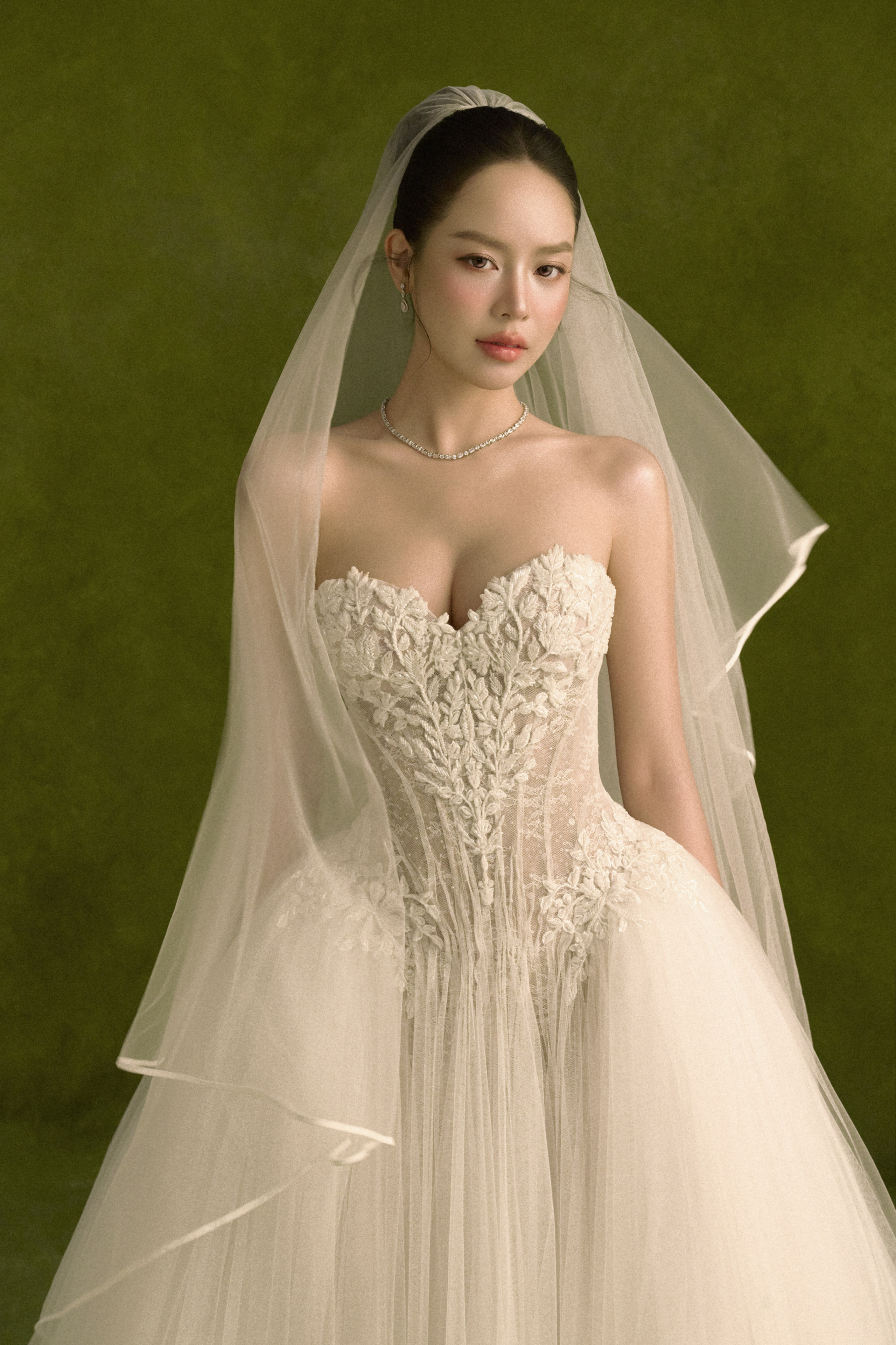 Khi diện váy cưới, lợi thế hình thể càng được tôn lên, tạo nên tổng thể vừa nữ tính, mềm mại vừa sang trọng trong những thiết kế váy cưới từ NTK Lê Thanh Hòa.