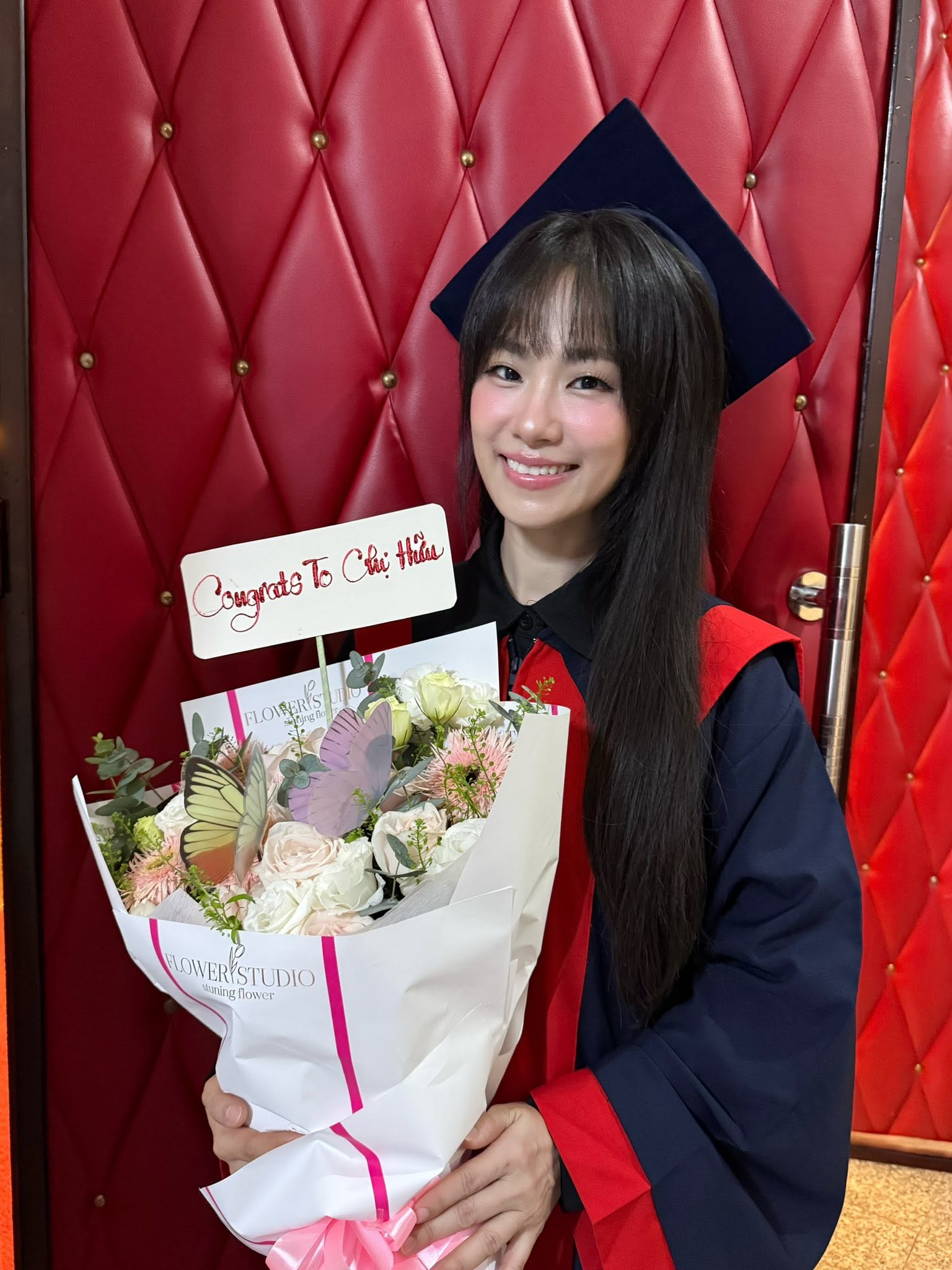 Visual rạng rỡ như sinh viên Gen Z của Lương Bích Hữu trong ngày nhận bằng tốt nghiệp Nhạc viện TP.HCM.