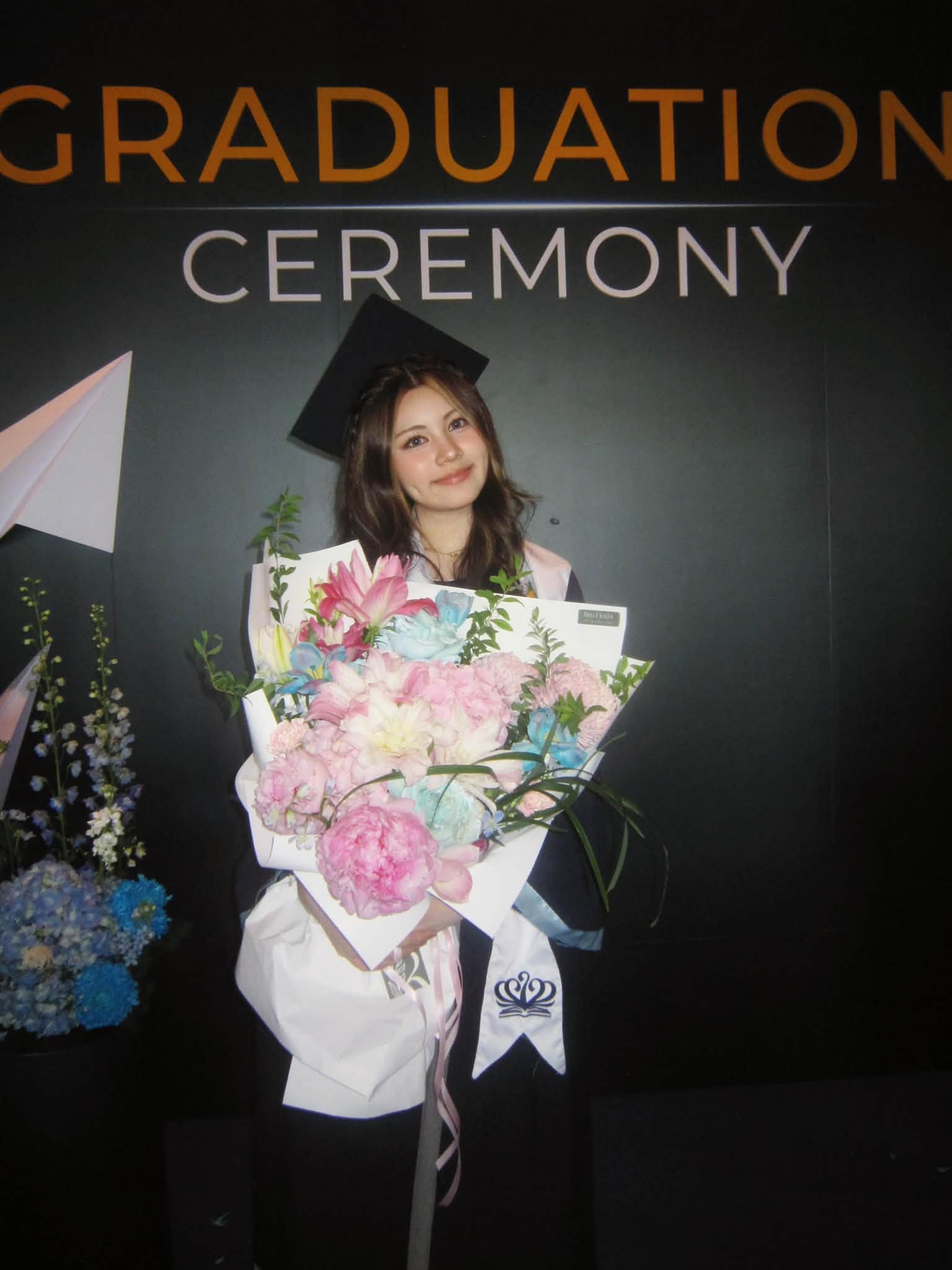 Hạt Dẻ tốt nghiệp ở ngôi trường quốc tế, với học phí hơn 500 triệu/năm ở TP.HCM vào tháng 6 vừa qua.