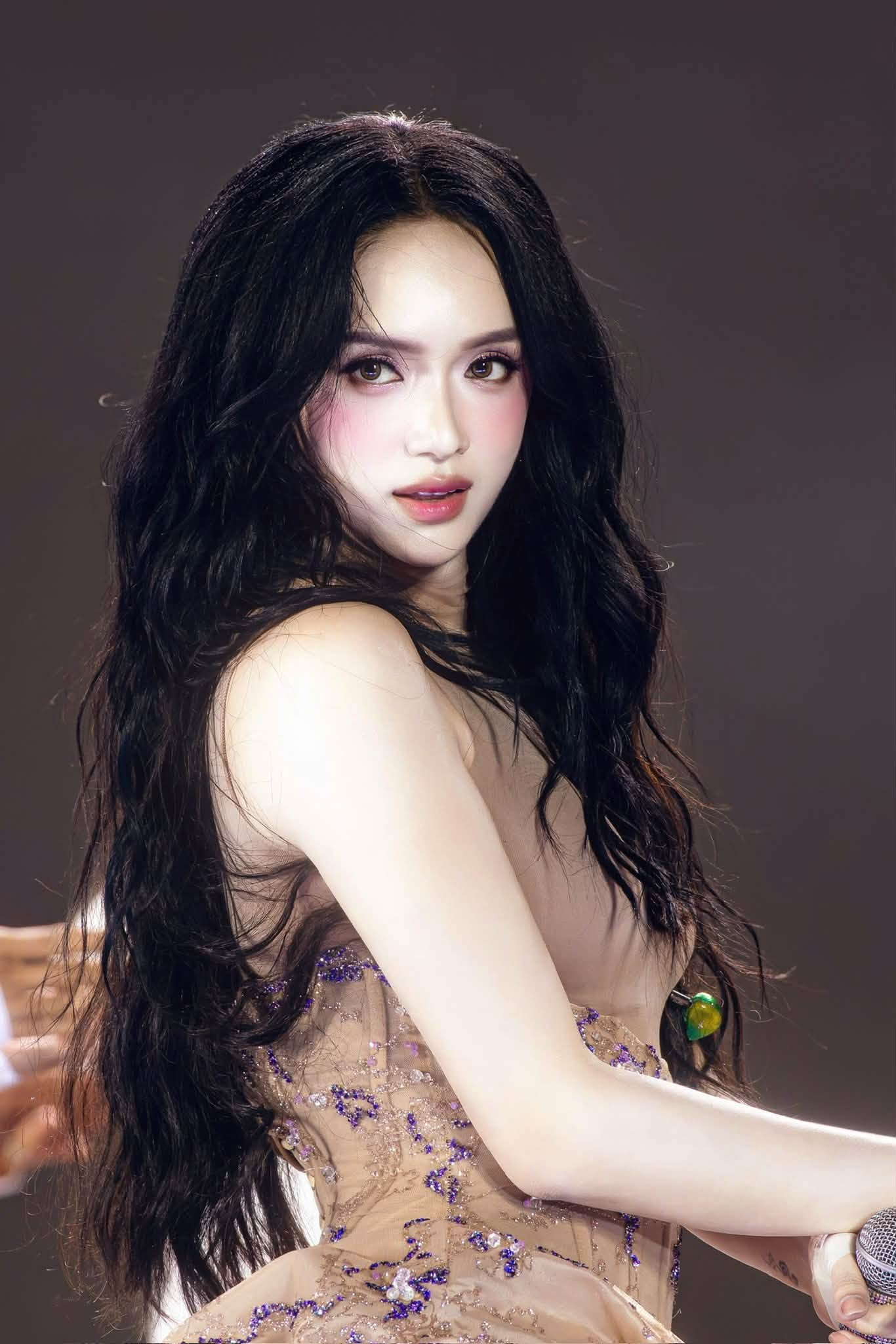 Chuỗi series Vũ trụ thứ 3 của Hương Giang mang về cho cô chuỗi 4 lần #1 Trending YouTube liên tiếp