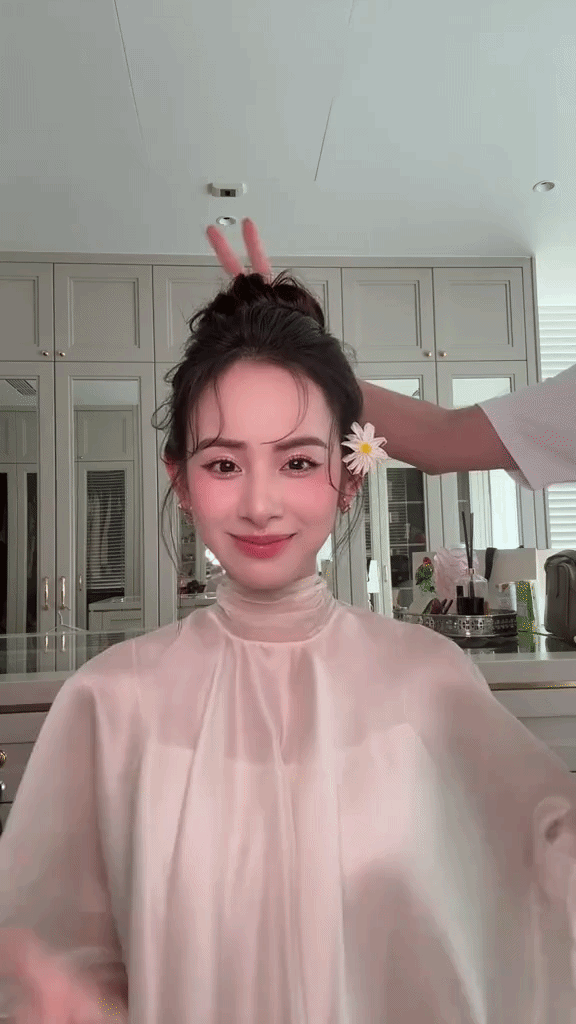 Tấm gương trong phòng phản chiếu cảnh Hương Liên đẩy chồng thiếu gia suýt té