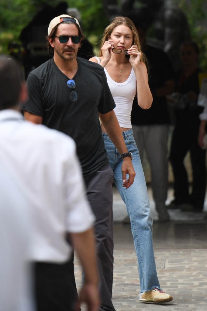 Bradley Cooper và Gigi Hadid hẹn hò trên đường phố Paris (Pháp). Ảnh: SplashNews.