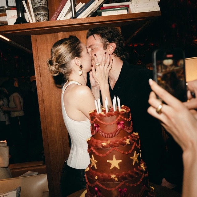 Gigi Hadid và Bradley Cooper có chuyện tình ngọt ngào dù hơn kém nhau đến 20 tuổi. Ảnh: BACKGRID.