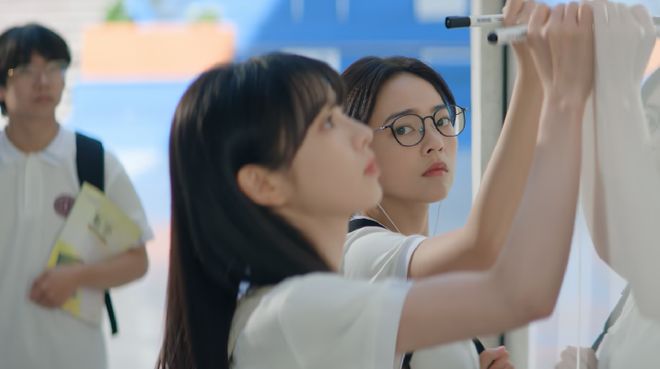 Đang viral cô gái thiên tài có IQ cao hơn Einstein, 22 tuổi là giáo sư: Xinh đẹp giỏi giang nhưng không ai khen nổi