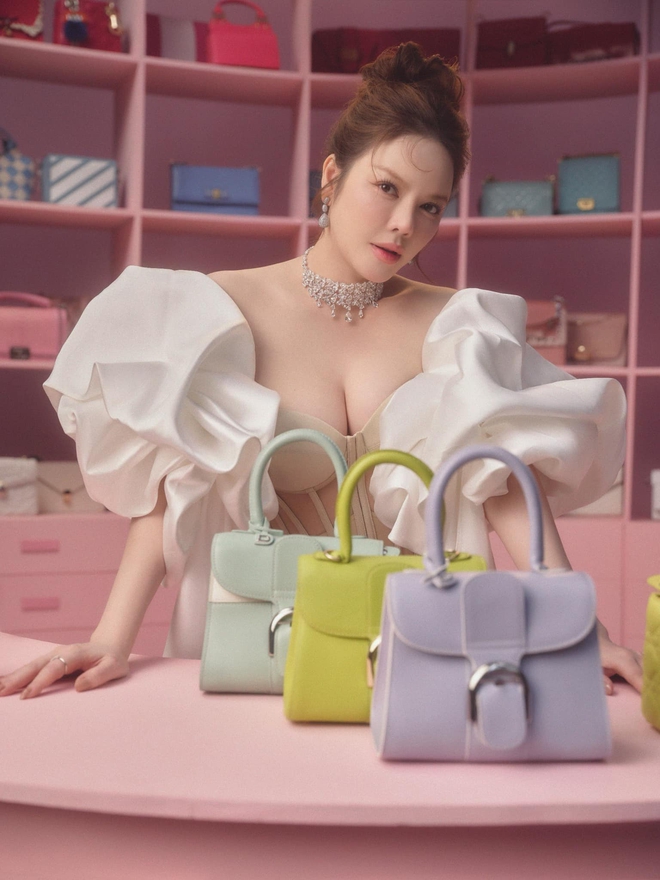 Số lượng túi xách đắt đỏ lớn đến mức Lý Nhã Kỳ từng chia sẻ rằng đôi khi có vài món bị thất lạc, cô cũng không nhận ra ngay. Ảnh: FBNV