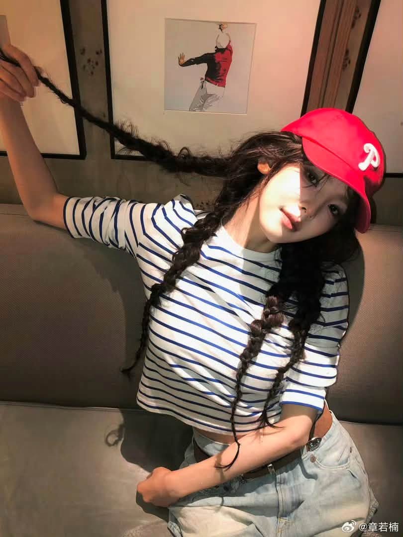 Chương Nhược Nam có gương mặt sáng bừng như nắng hạ, mặc gì lên người cũng đẹp đốn tim