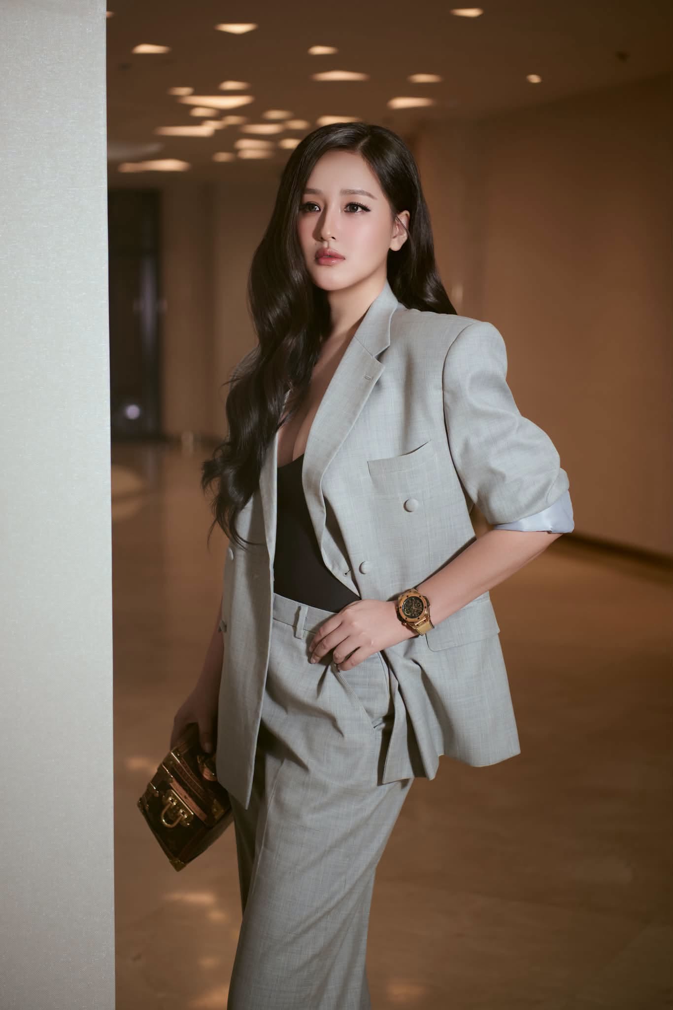 Set đồ tối giản được chính chủ sử dụng loạt phụ kiện đắt giá làm điểm nhấn.