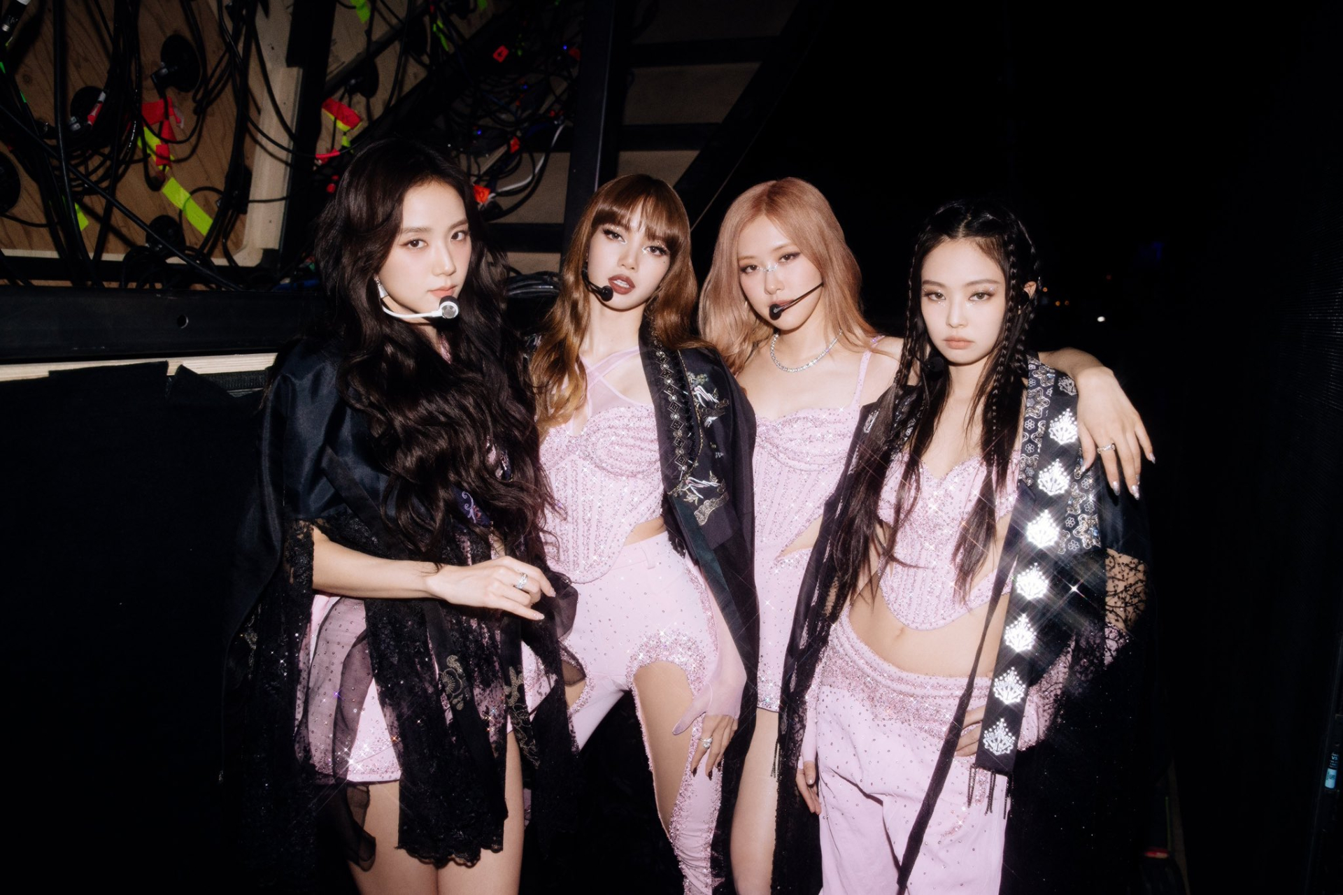 Trong nhóm, Jisoo đảm nhận vai trò lead vocal và visual