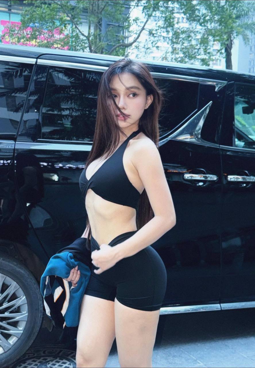 Body bốc lửa, 3 vòng nét căng của NTK sinh năm 1991.